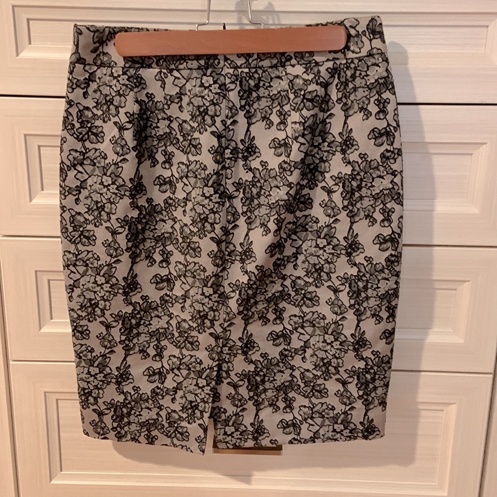 Ann Taylor classy skirt in taupe and black lace - Picture 3 of 5